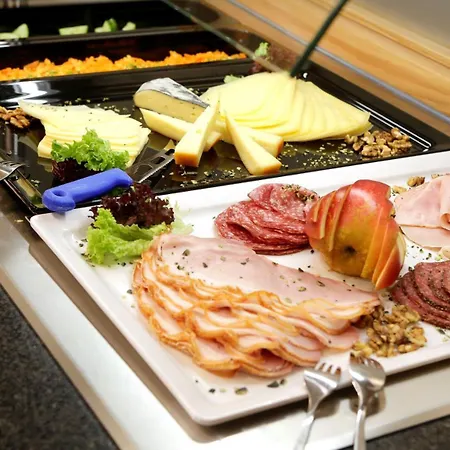 Steiermarkhof - Aus Holz Gebaut, Von Huegeln Gekuesst Грац