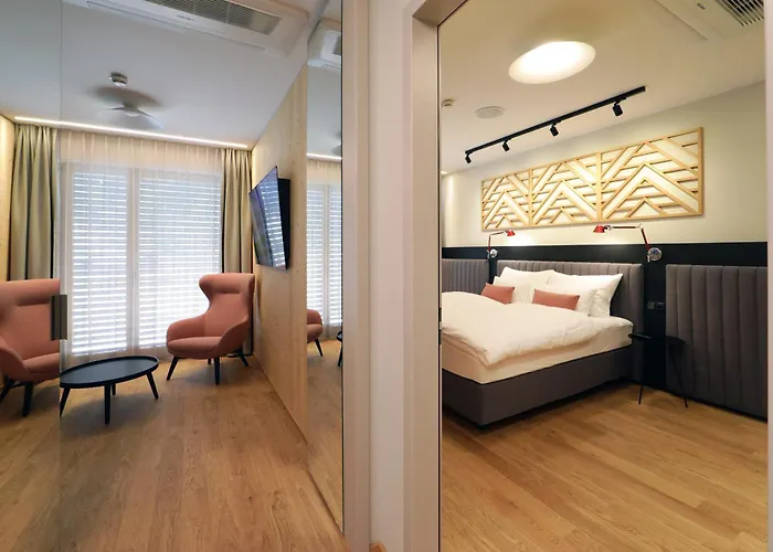 Steiermarkhof - Aus Holz Gebaut, Von Huegeln Gekuesst Graz