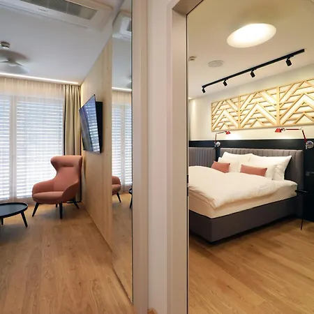 Steiermarkhof - Aus Holz Gebaut, Von Huegeln Gekuesst Graz