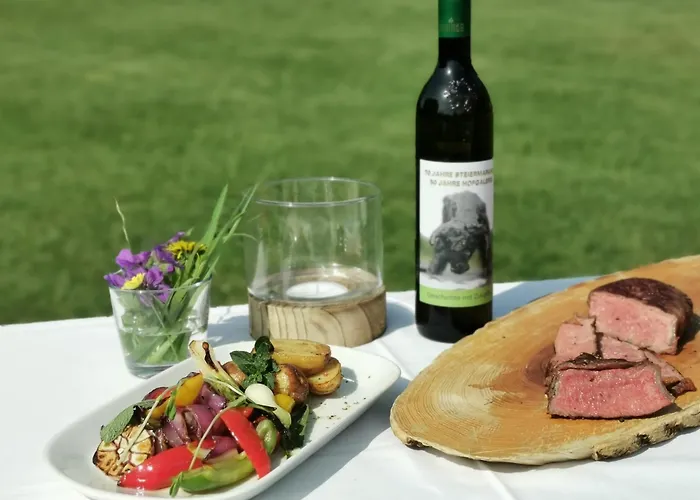 Steiermarkhof - Aus Holz Gebaut, Von Huegeln Gekuesst غراتس